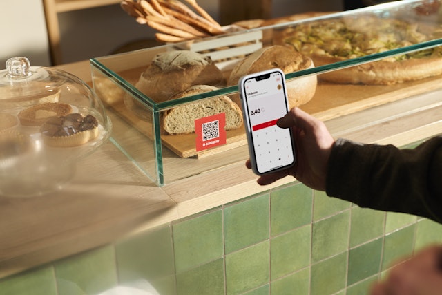 Un cliente paga con Satispay grazie al QR code piazzato sul banco