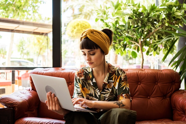 Una donna lavora al computer e si informa su Satispay