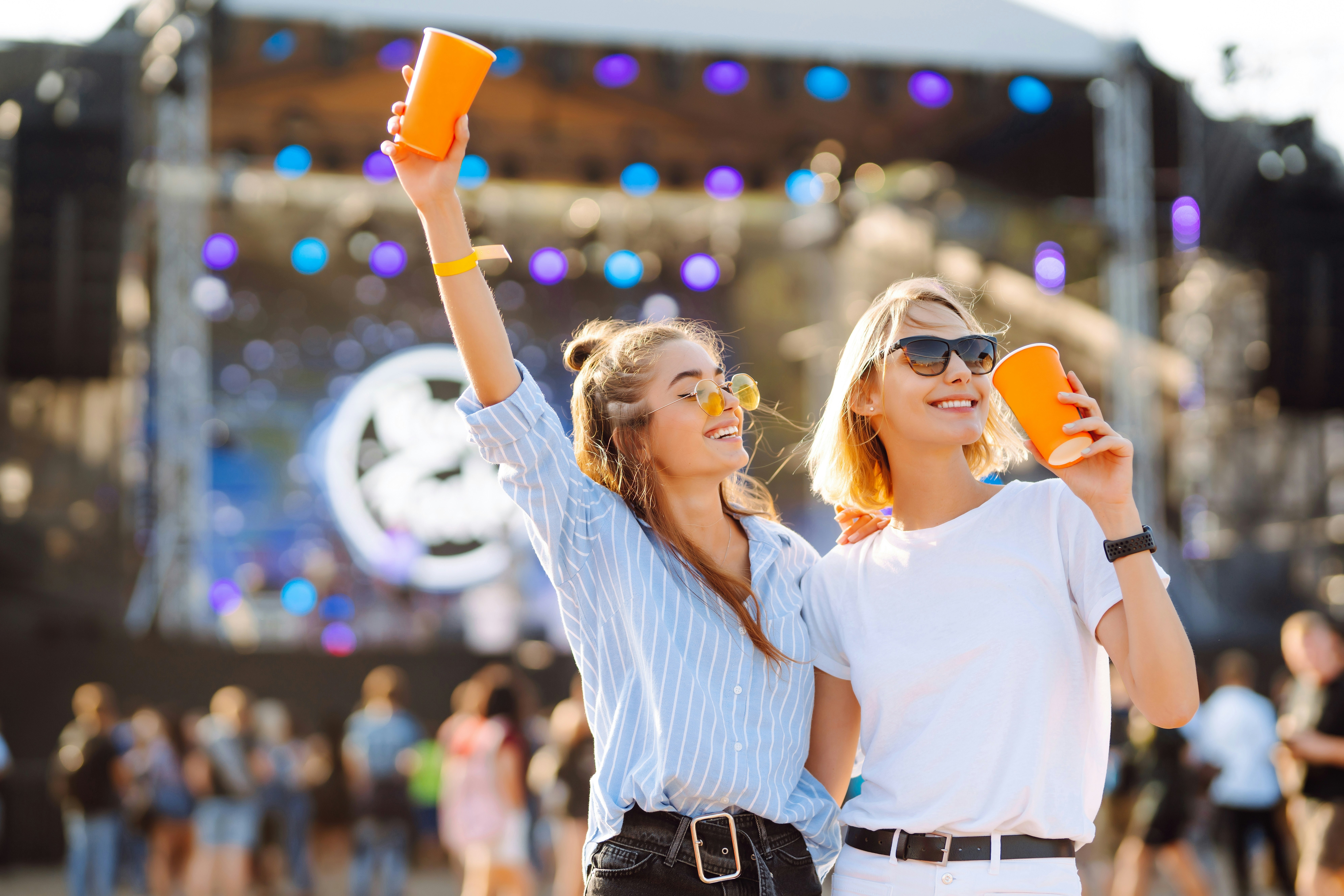 Delle persone sono partecipate a un festival pagando online con Satispay