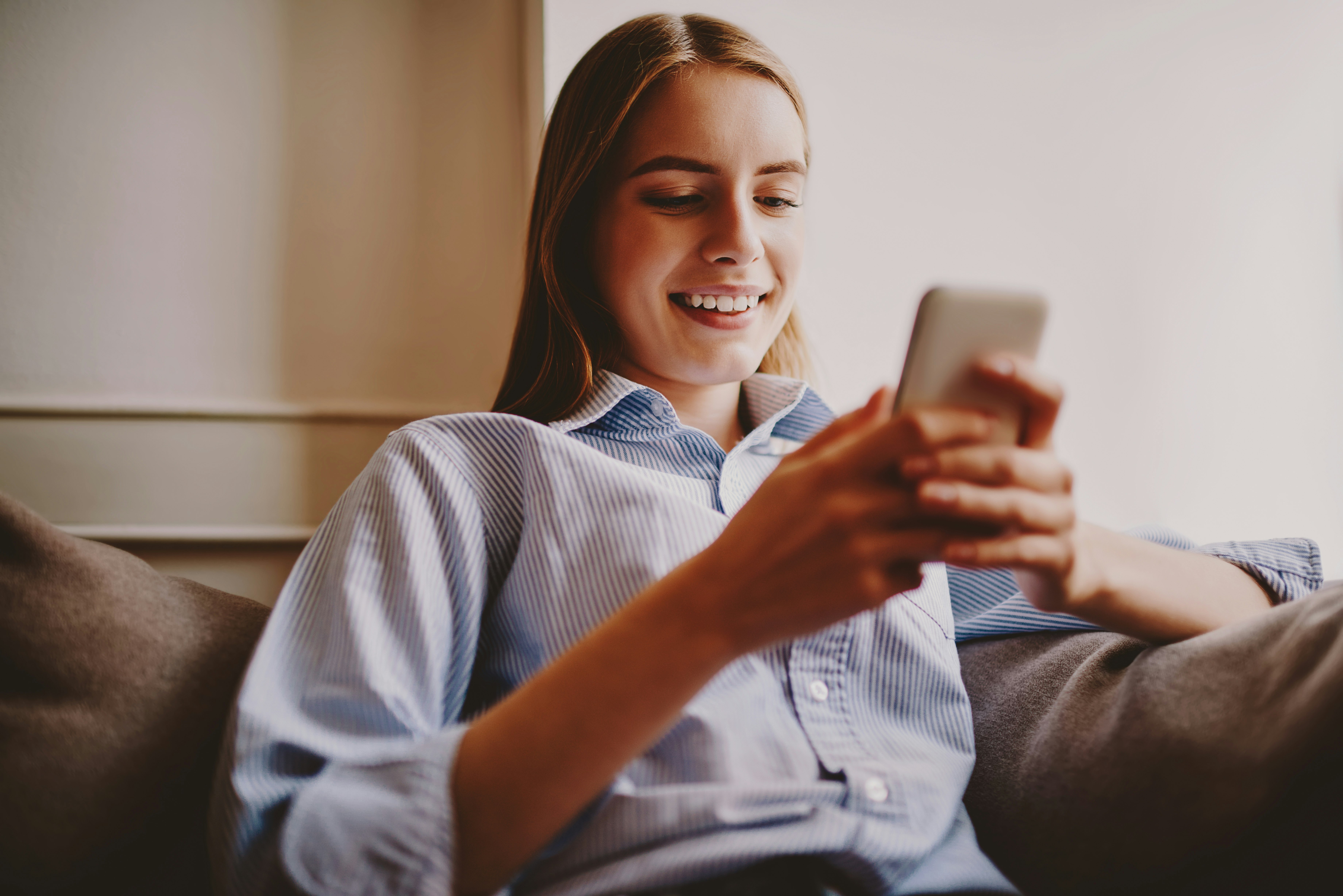 Una persona ordina online un acquisto pagando con Satispay