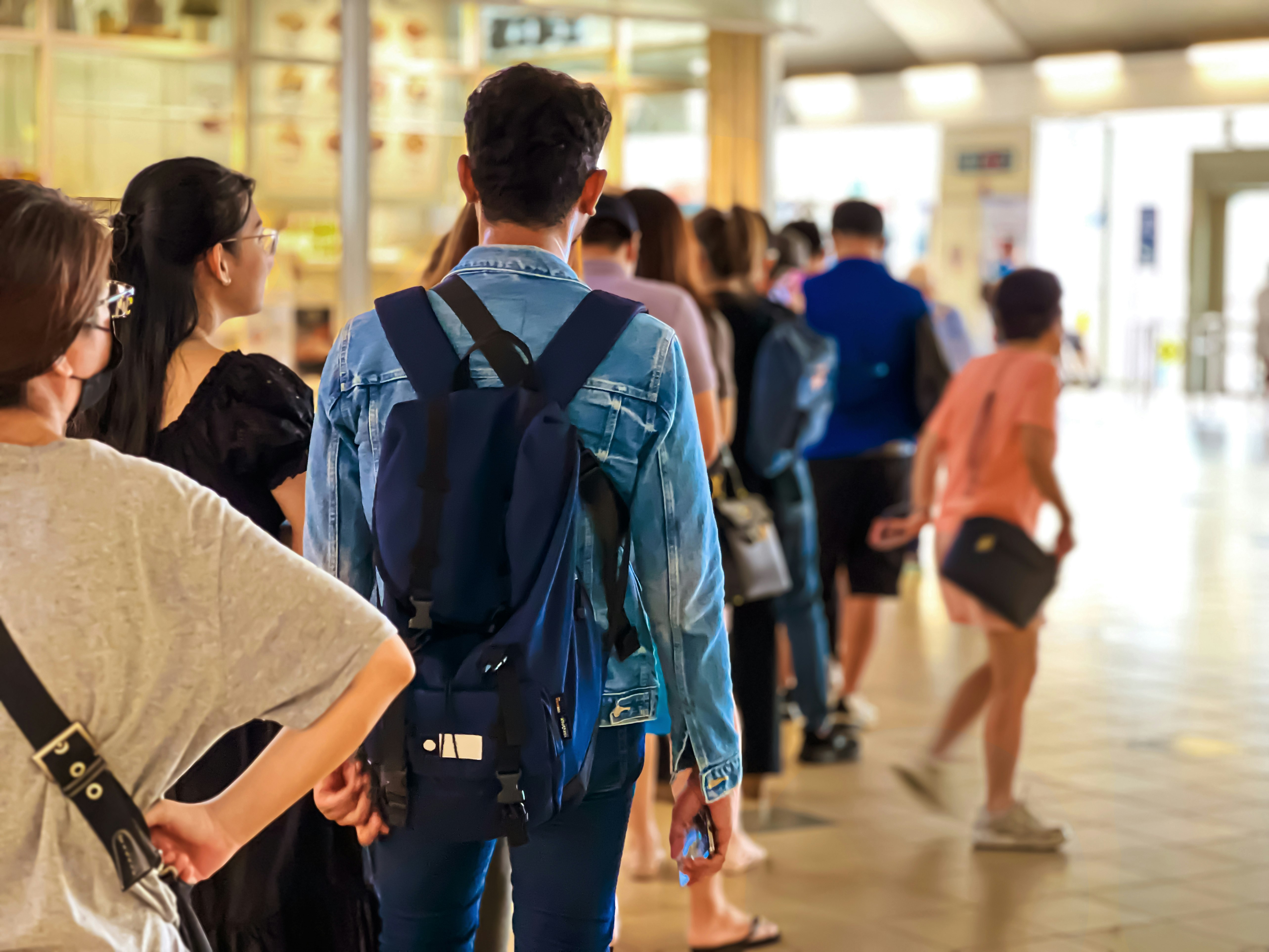 Persone che fanno la fila per pagare una bolletta