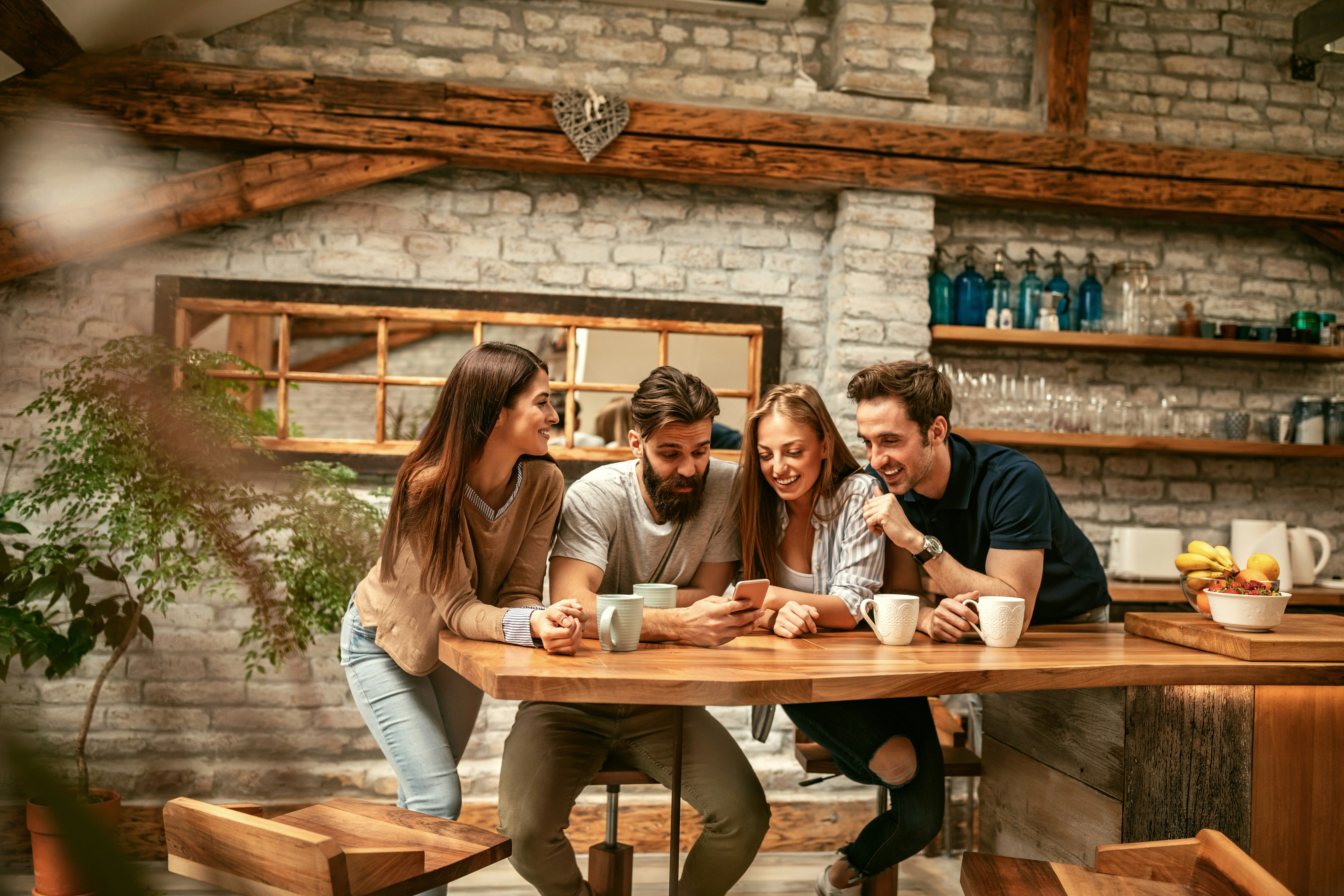 Amici che organizzano una colletta con l'app Satispay