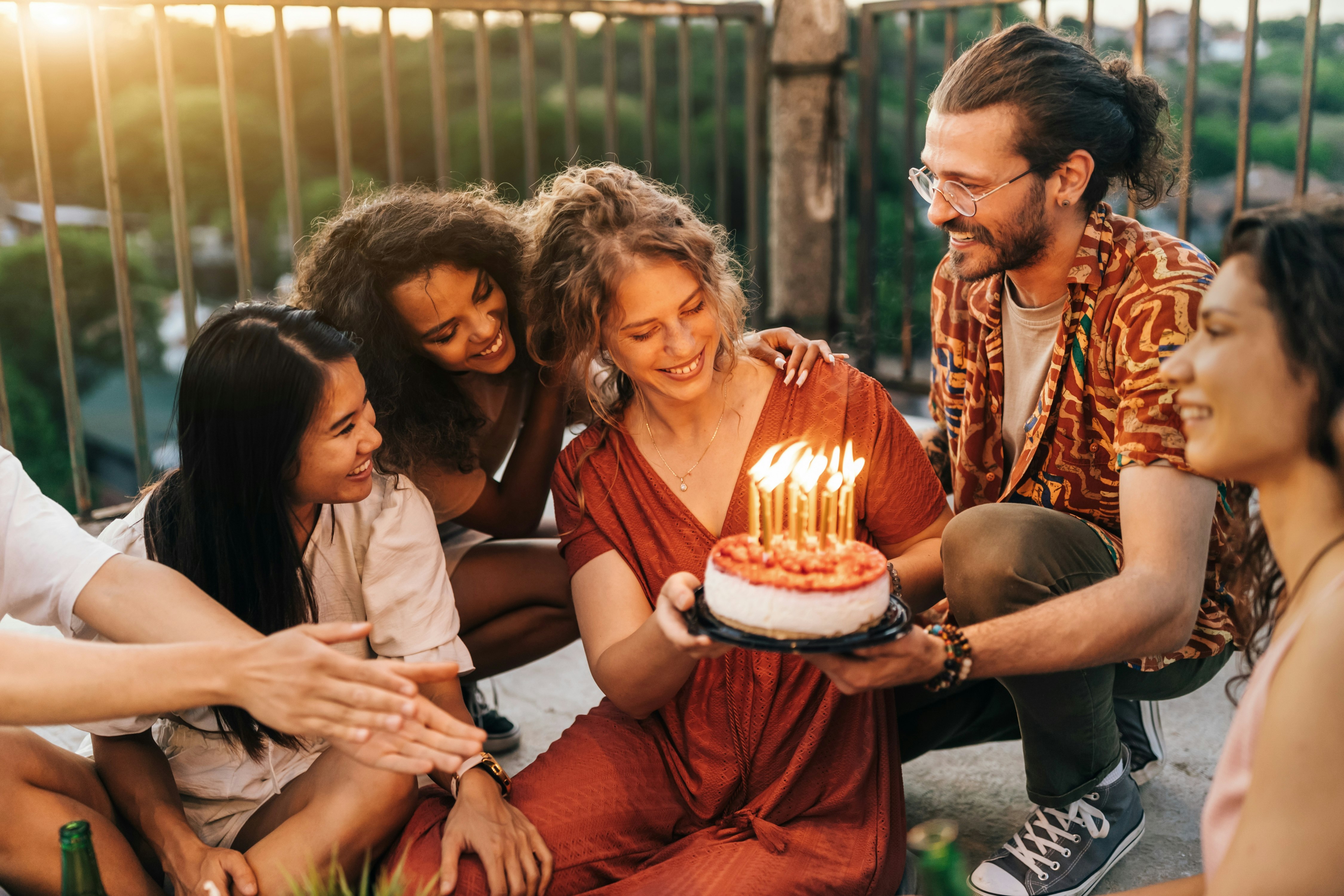 Amici che hanno organizzato una festa a sorpresa con una colletta fatta su Satispay