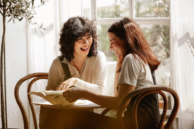 Donne che scelgono che donazione faranno con Satispay