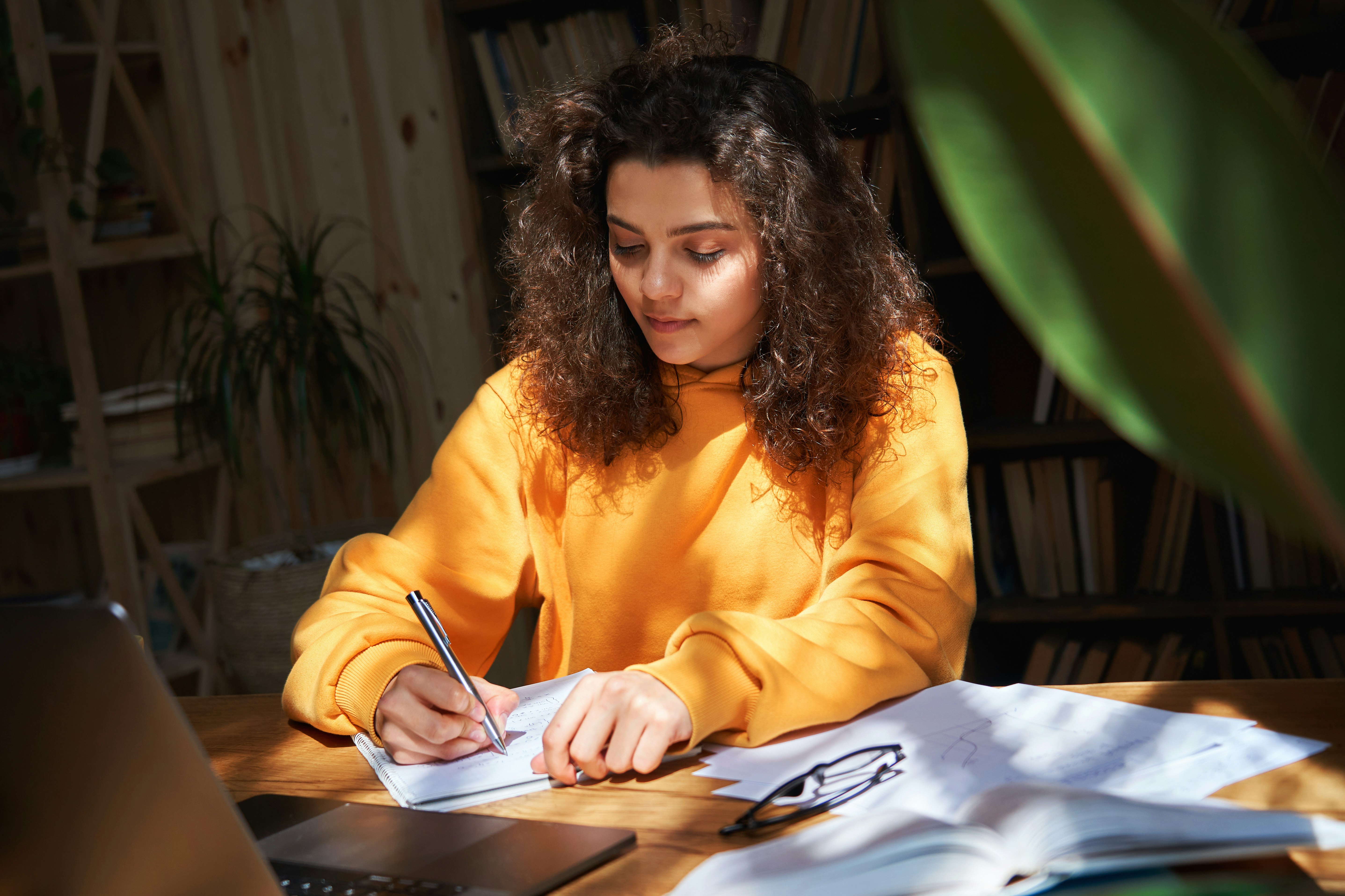 Un minorenne che scrive i compiti