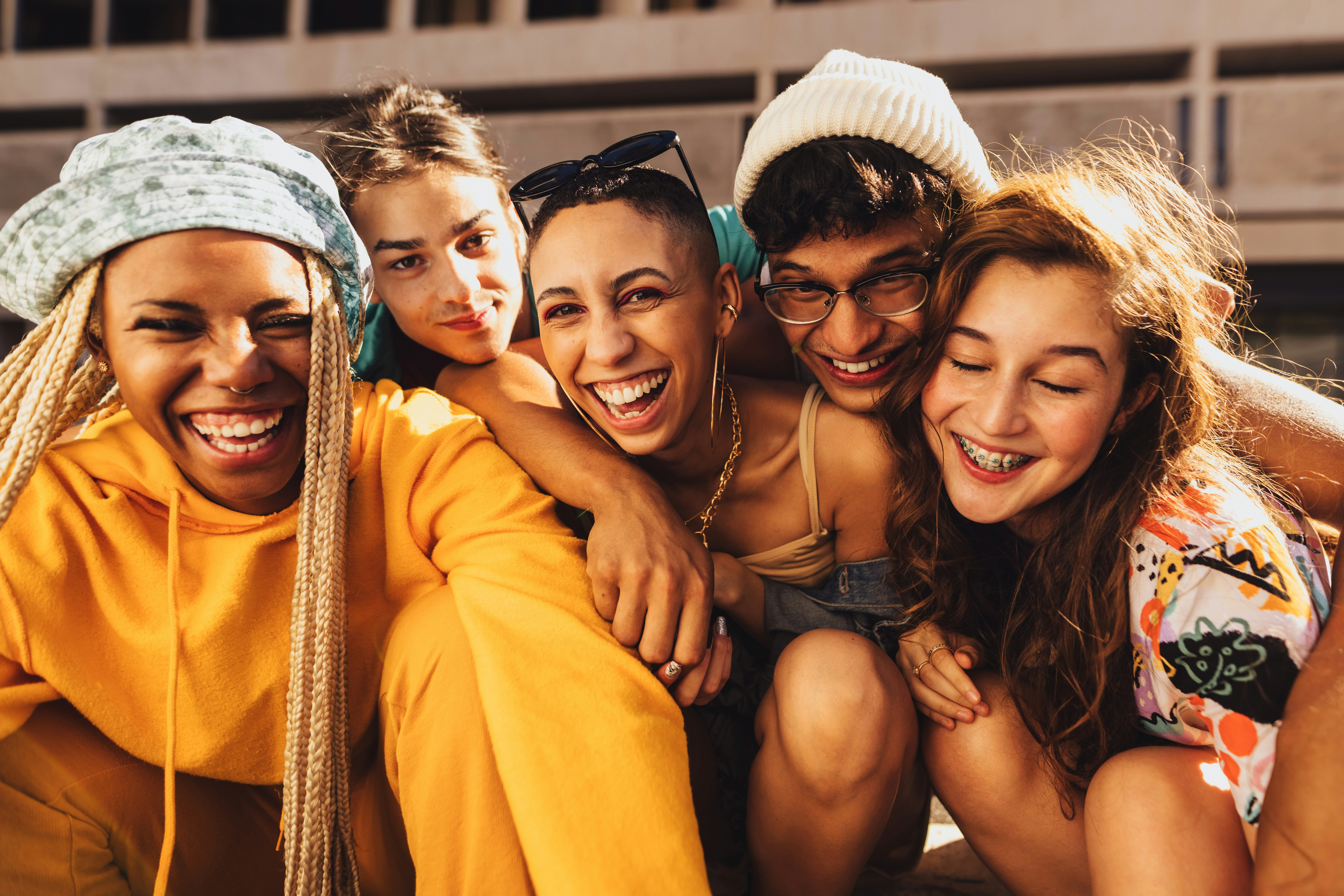 Amici che escono e si divertono anche grazie all'app di pagamento Satispay