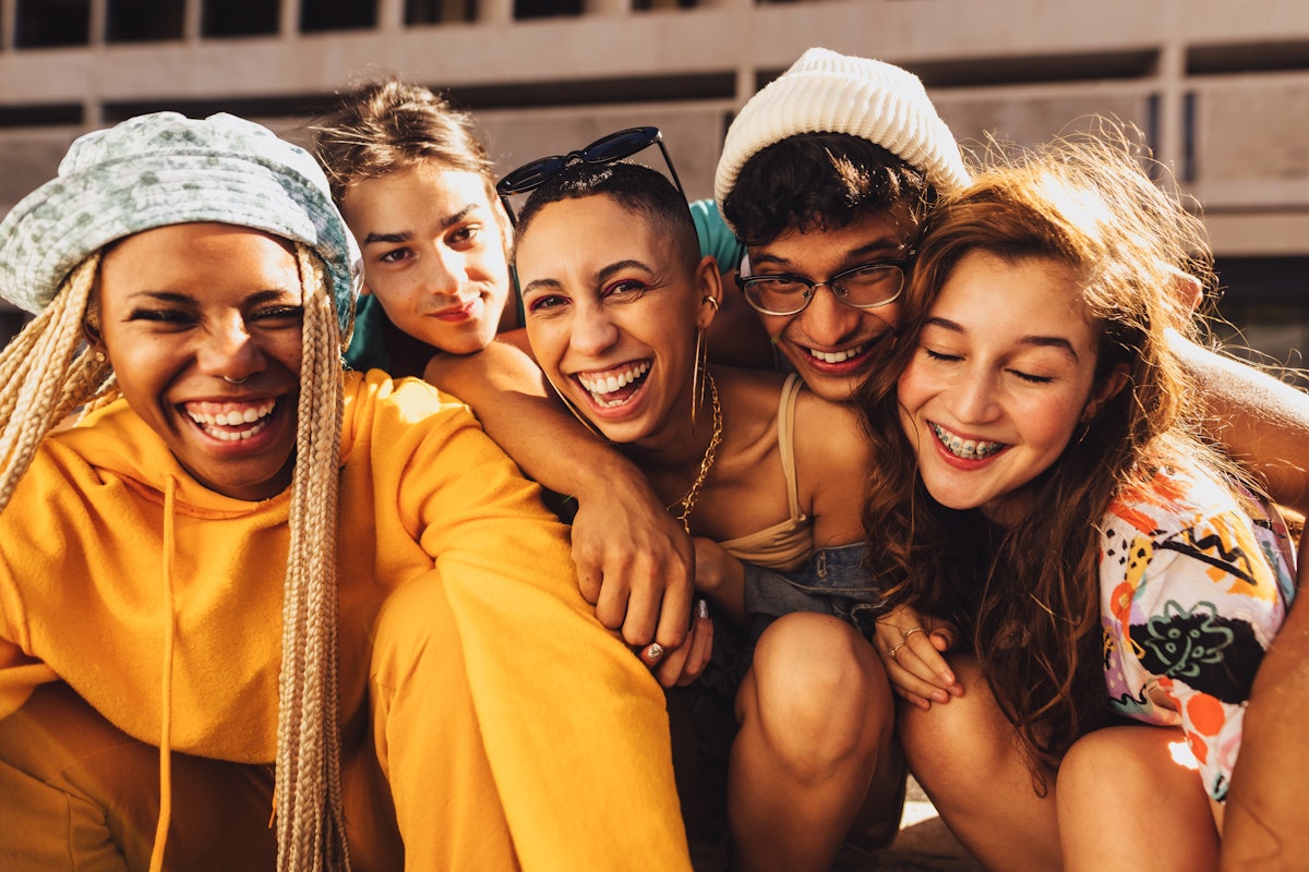 Amici che escono e si divertono anche grazie all'app di pagamento Satispay
