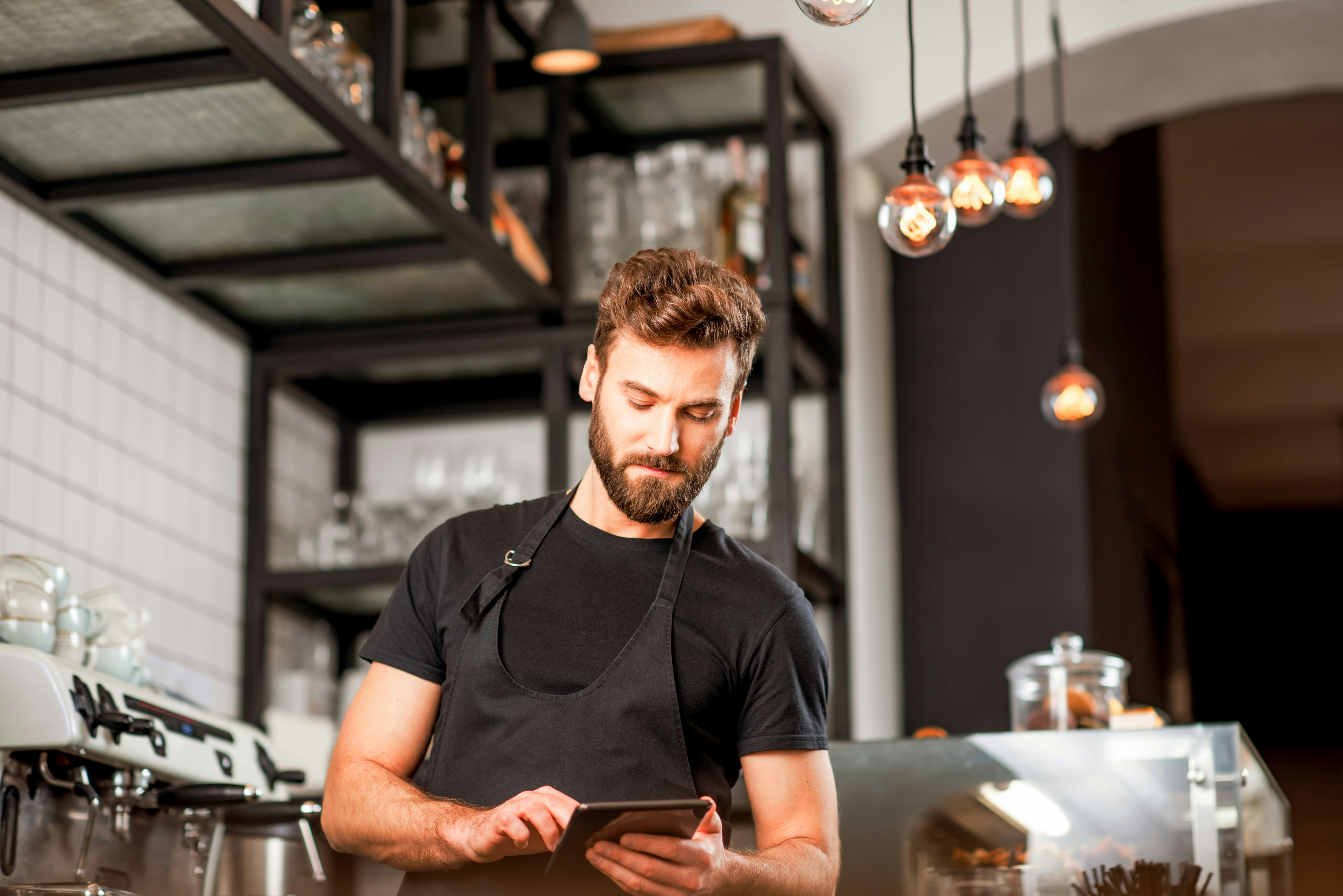 Un esercente incassa un pagamento con commissioni convenienti su Satispay Business