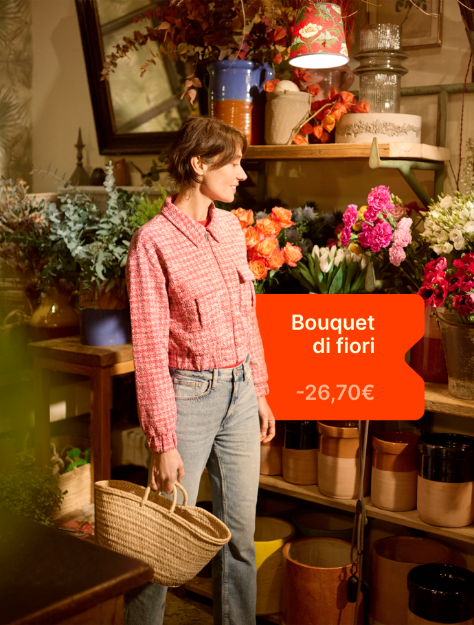 Una donna compra dei fiori con l'app di pagamento Satispay