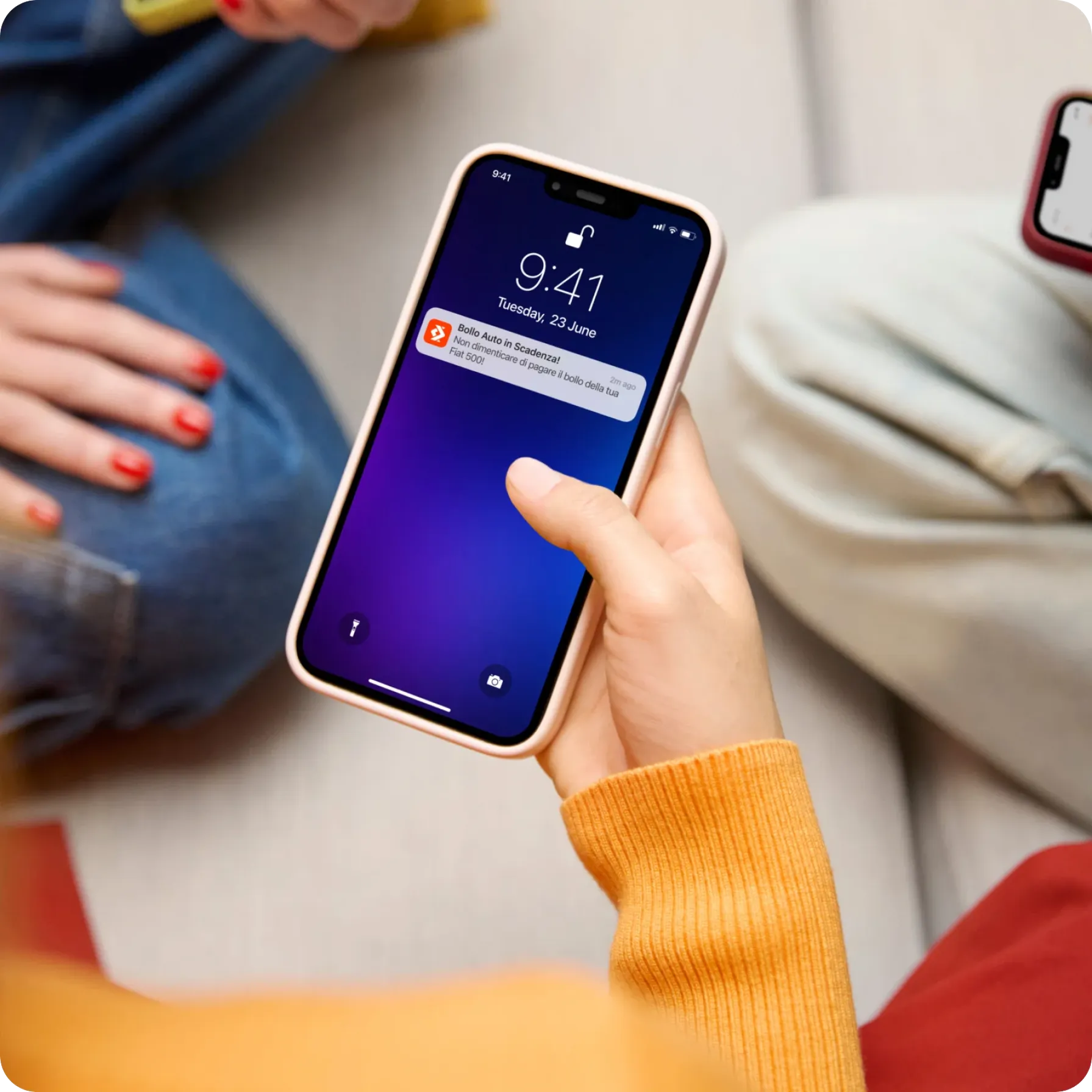 Persona che riceva sullo smartphone una notifica di Satispay