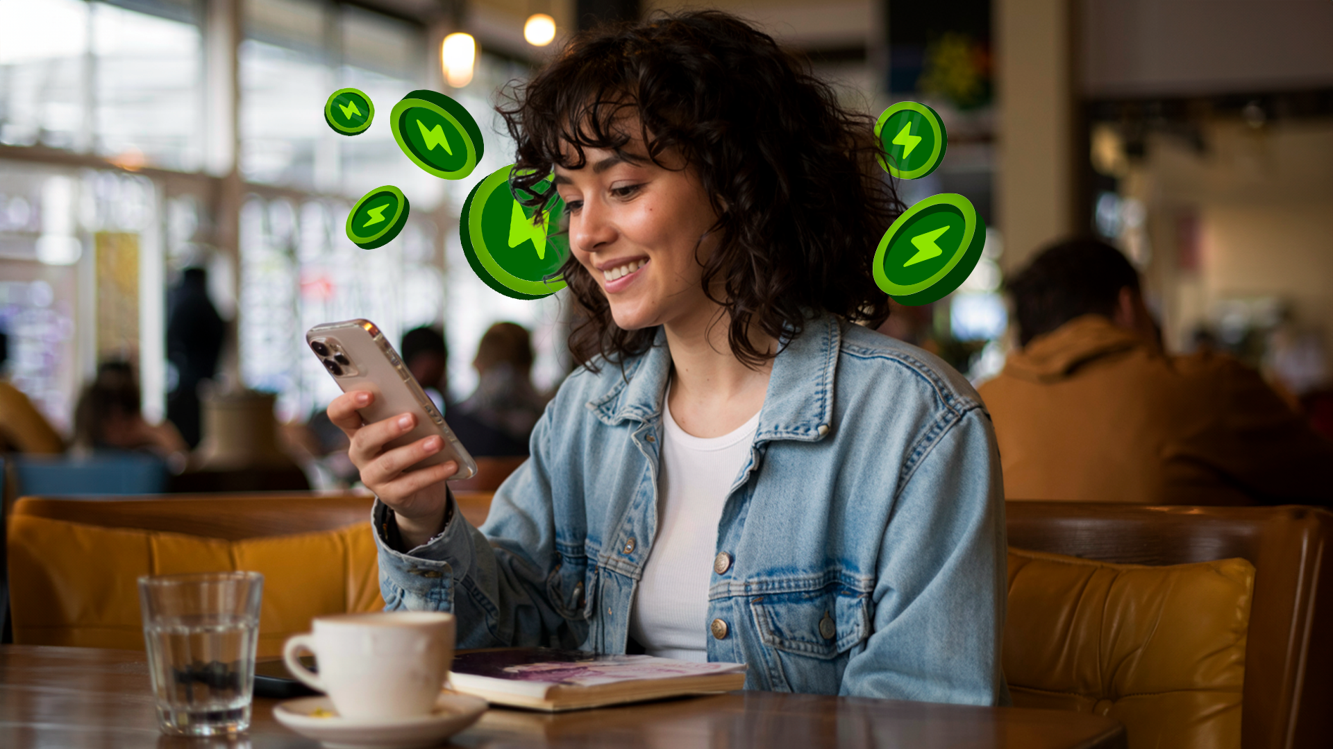 Una donna usa i punti loyalty per fare la spesa con Satispay