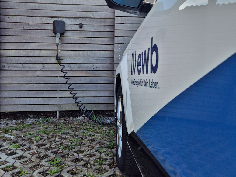 E-Ladestation ewb-Werkhof Ein Elektroauto wird an einer E-Ladestation geladen.