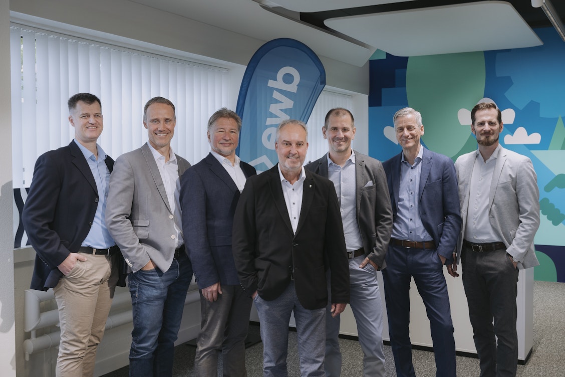 Von links nach rechts: Roger Bless, Aktuar der Betriebskommission und Jürg Göldi, Direktor ewb, sowie die Betriebskommission ewb, bestehend aus Matthias Czerny, Rolf Pfeiffer, Präsident, Marco Thoma, Jon Erni und Andreas Schwarz
