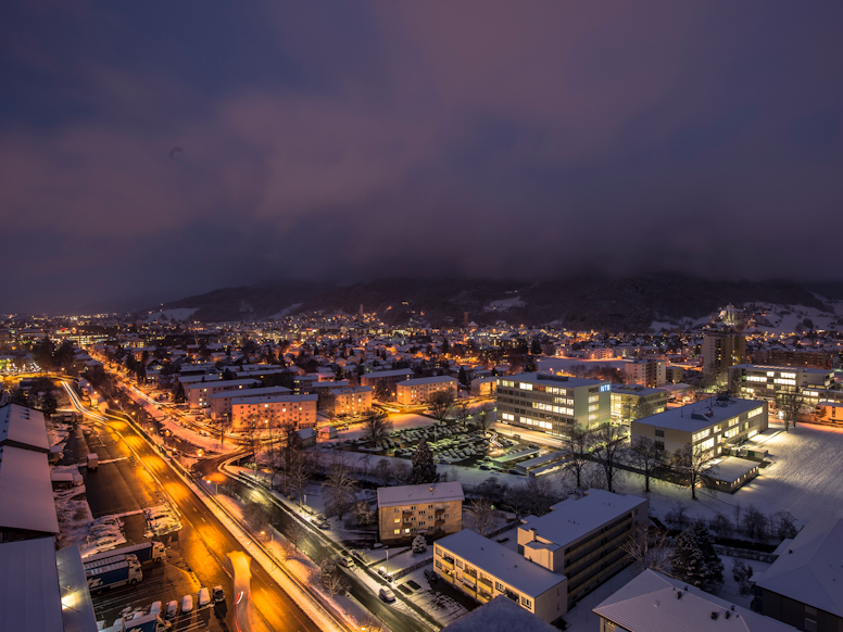 Blick auf die Stadt Buchs bei Nacht.