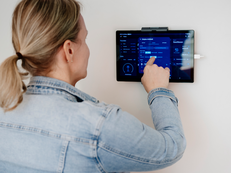 Kundin nutzt Smart Home. Kundin nutzt Smart Home.
