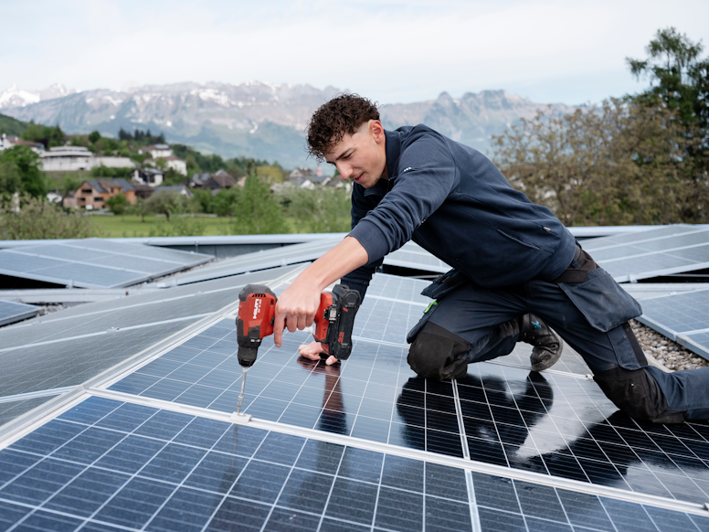 Elektroinstallateur installiert PV-Anlage auf dem Werkhof.