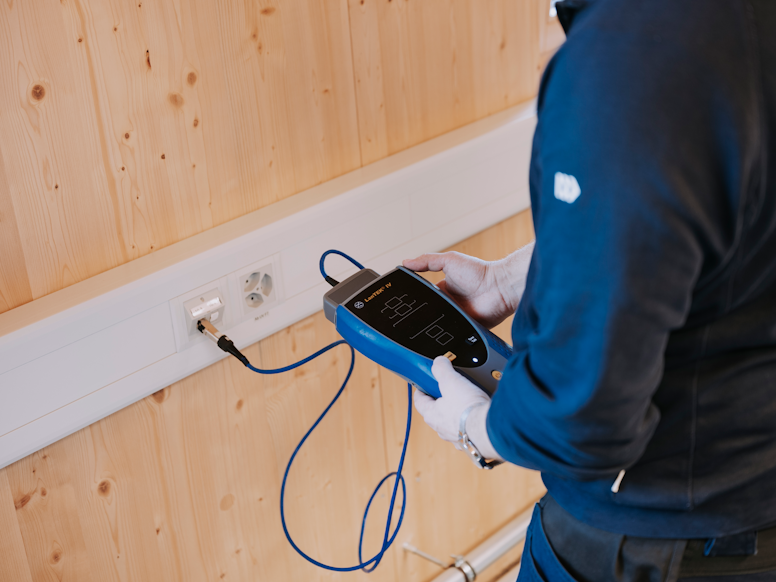 Elektroinstallateur kontrolliert die elektrische Installation.