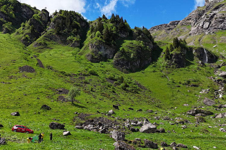 Post-Lernende im Einsatz auf der Alp Malschüel Post-Lernende im Einsatz auf der Alp Malschüel