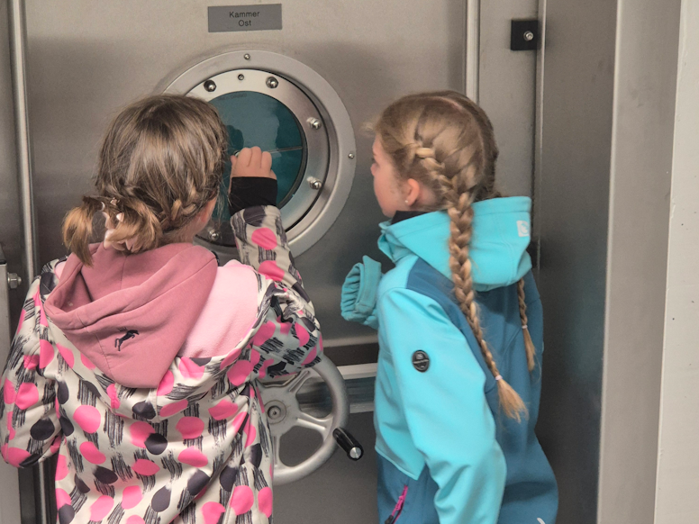 Schülerinnen besichtigen das Wasserreservoir Tobeläckerli.