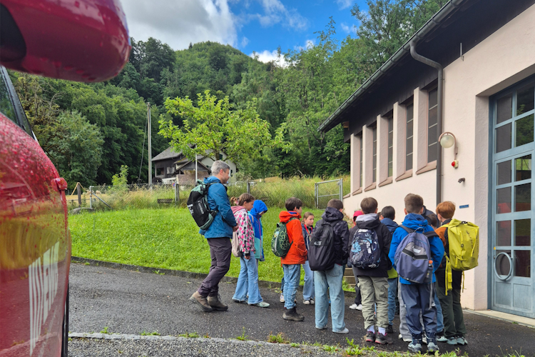 Schulklasse vor dem Kraftwerk Altendorf Schulklasse vor dem Kraftwerk Altendorf