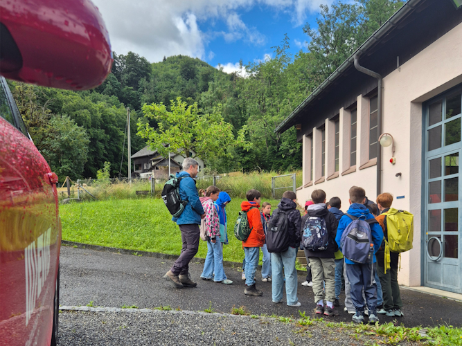 Schulklasse vor dem Kraftwerk Altendorf