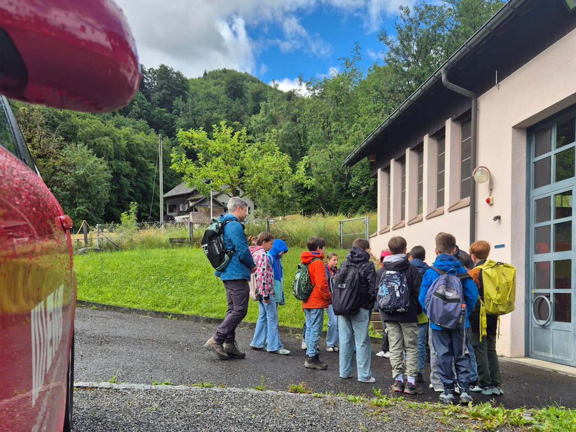 Schulklasse vor dem Kraftwerk Altendorf