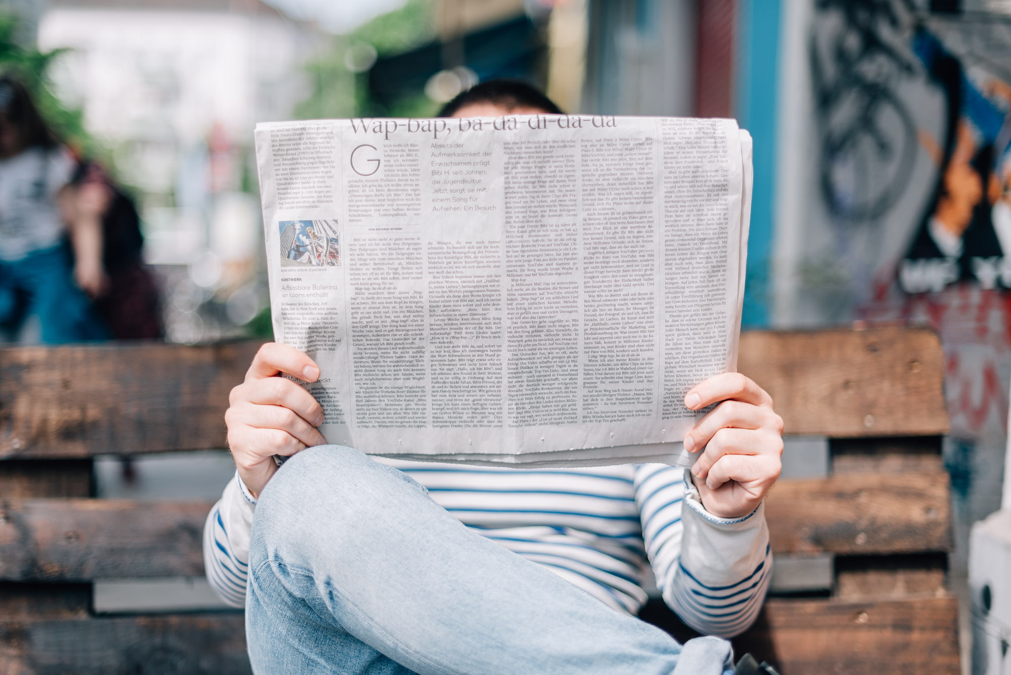 Man reading newspaper on bench - Photo by Roman Kraft on Unsplash