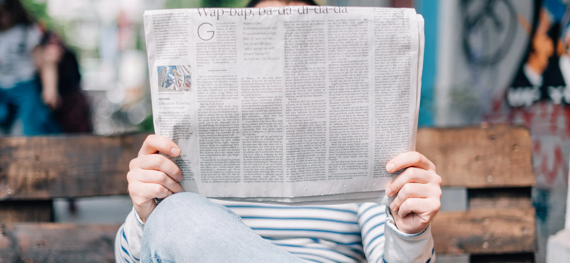 Man reading newspaper on bench - Photo by Roman Kraft on Unsplash