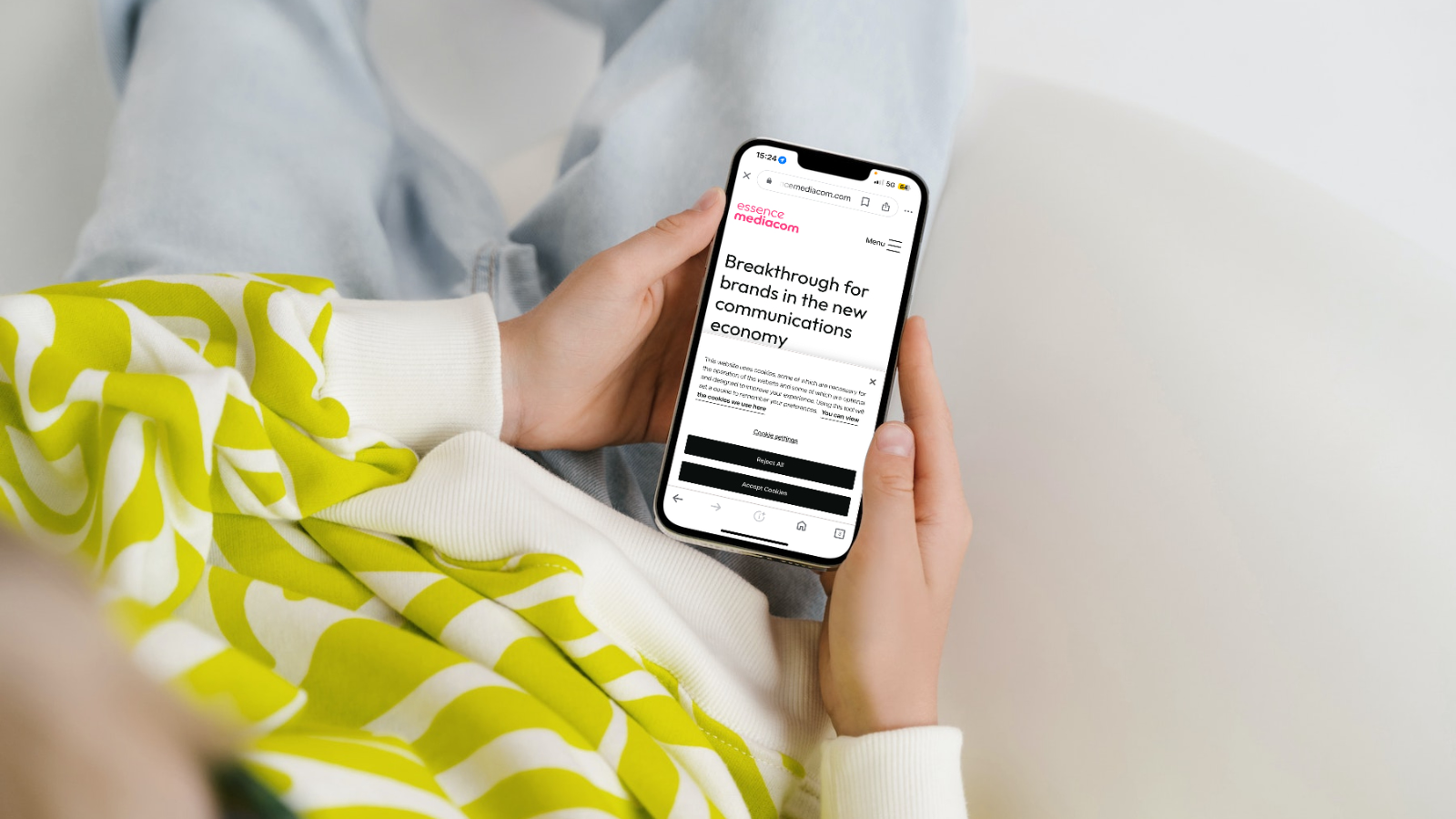 Image of person scrolling website with cookie banner pop up