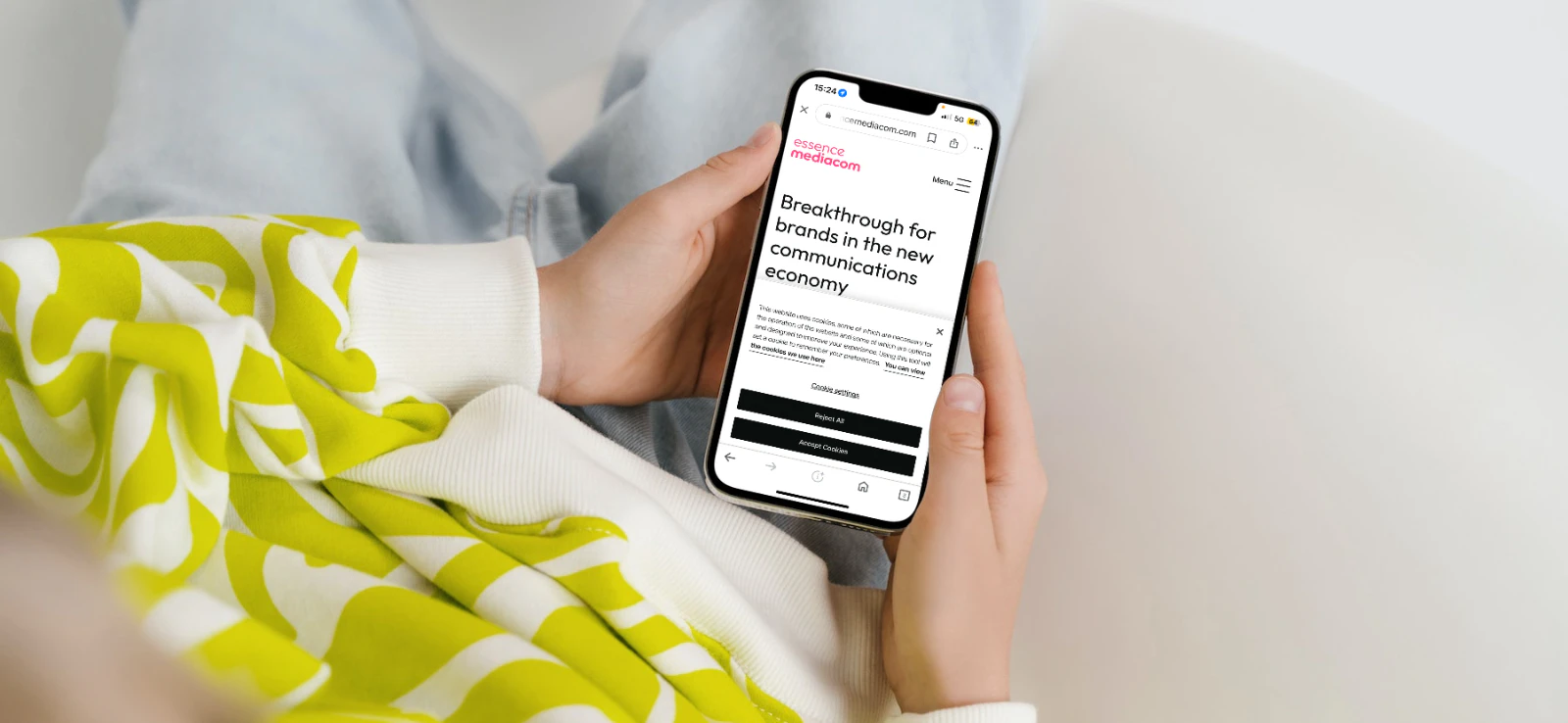 Image of person scrolling website with cookie banner pop up