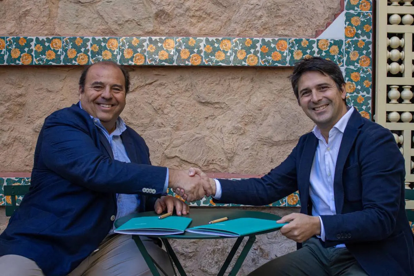 Hèctor Ibar (president of CE Europa) and Emili Masferrer (CEO of Casa Vicens Gaudí)  after the signing of the sponsorship renewal agreement.  The history of the two institutions is intimately linked to Gaudí and the neighborhood of Gràcia. Casa Vicens connects to both Gaudí and Gràcia as the architect built the home in Gràcia before it became neighborhood in the city of Barcelona. As for Club Esportiu Europa, the club’s second pitch was located right in front of Gaudí’s Sagrada Familia in the square that now bears the same name. It is said that Gaudí was the club’s first great supporter as he watched the training sessions and some games while he was working on his masterpiece. After changing locations several times, the club definitively moved to Carrer de Sardenya in 1940 while the current stadium, the Nou Sardenya, the tenth pitch in the Gràcia-based club’s history, was built in 1995.  This agreement once again links two main organizations from Barcelona’s Vila de Gràcia, Gaudí’s first house and Club Esportiu Europa, with the goal of strengthening the values of the two institutions through creative local activities.