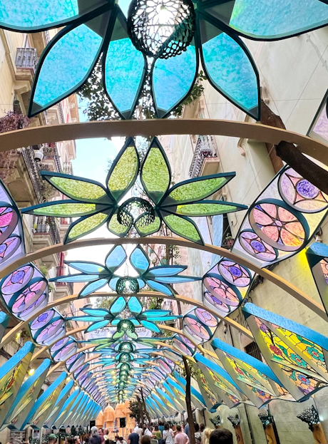 Casa Vicens awards its prize in the street decoration competition to Carrer Tordera with its Modernism theme