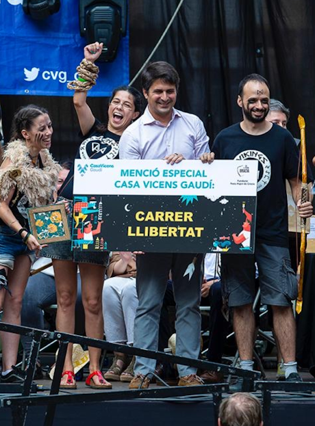 Casa Vicens awards its prize in the street decoration competition to Carrer de la Llibertat street, with its Viking theme