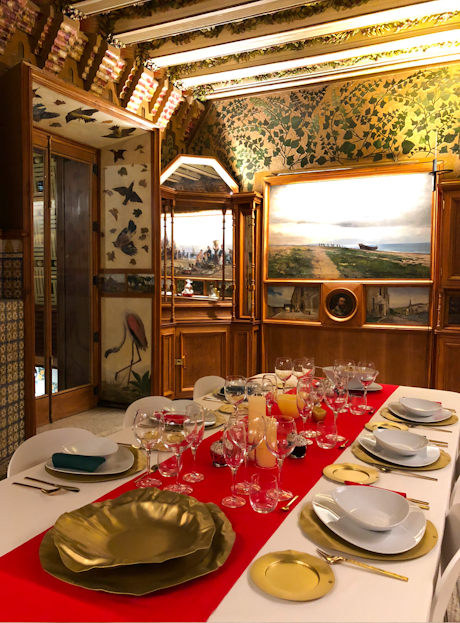 Casa Vicens around a table