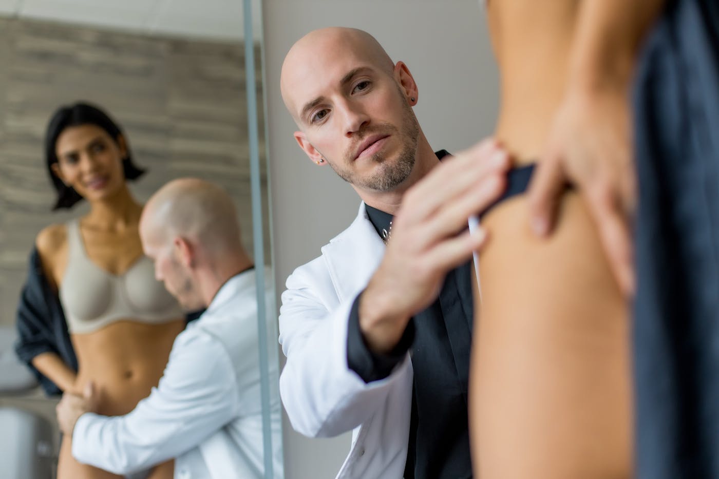 woman meeting with a plastic surgeon before mommy makeover surgery