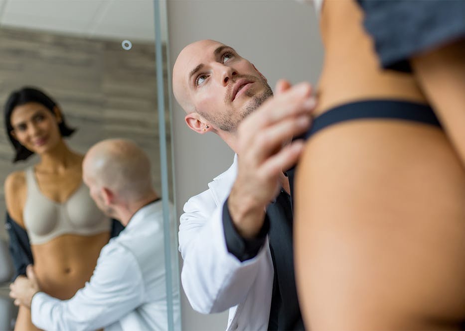 client standing while doctor is sitting and look up at her