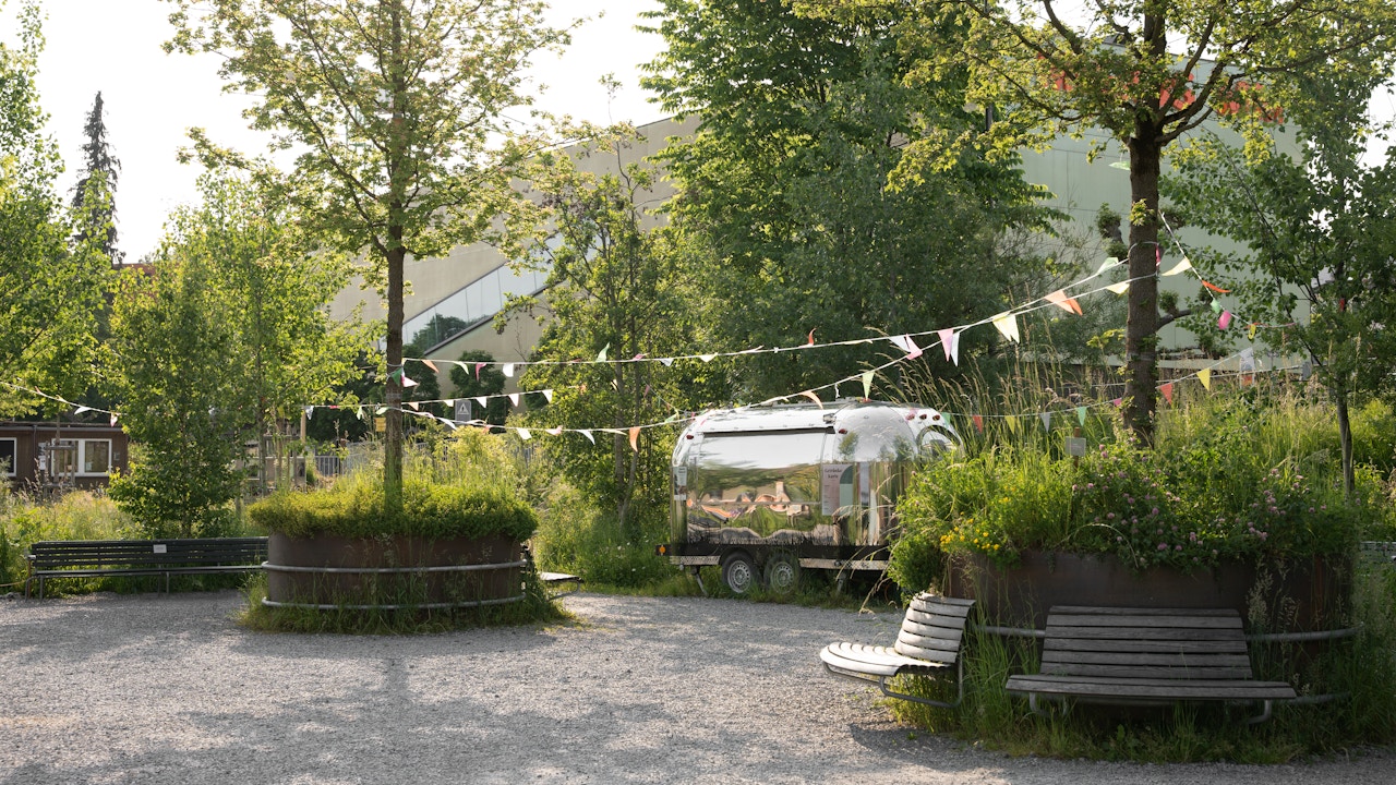 Une zone de rencontre proche de la nature et offrant une qualité de vie élevée a été créée en peu de temps à partir d’une surface en friche près de la gare de St. Fiden à Saint-Gall.