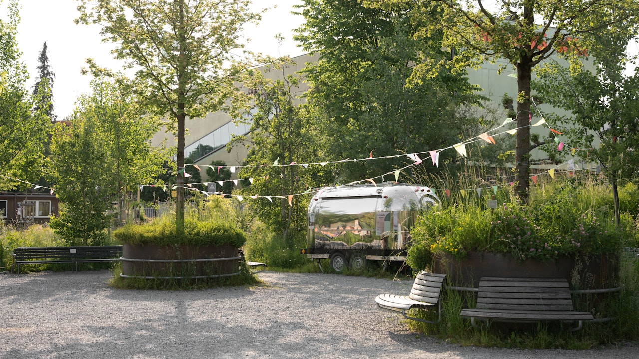 Aus einer brachliegenden Fläche beim Bahnhof St.Fiden in St.Gallen entstand innert Kürze eine naturnahe Begegnungszone mit hoher Lebensqualität.