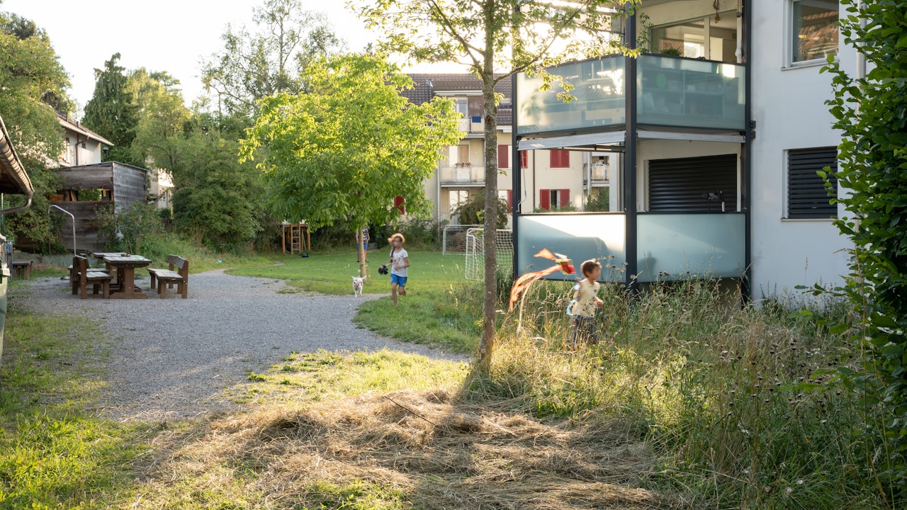 Die Umgebung in der Siedlung Fröschmatt lädt zum Spielen und sich Bewegen ein. Binding Preis für Biodiversität 2022 Natur braucht Stadt.