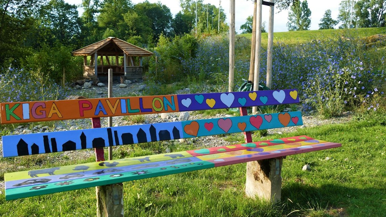 Area scolastica: parco giochi a Menziken, Argovia, panchina