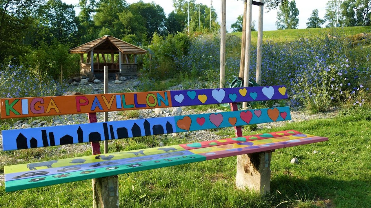Schulumgebung: Spielplatz Menziken, Aargau, Sitzbank