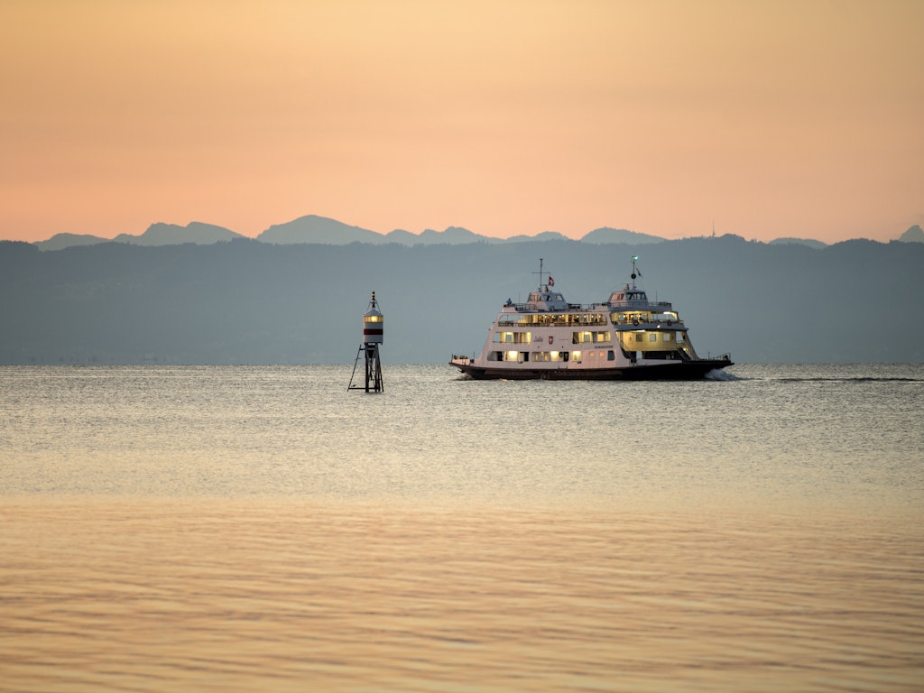 Leuchtturm und Fähre / Reto Martin
