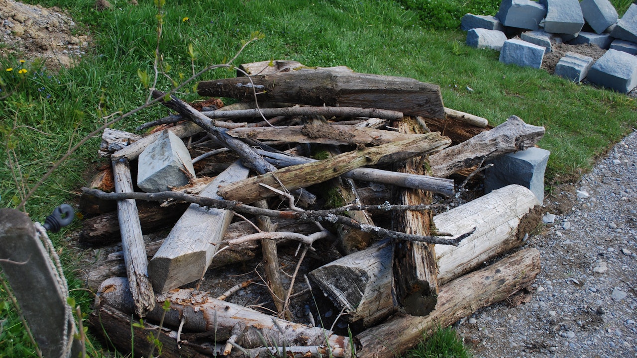 Struttura realizzata con legno di scarto nel giardino della scuola: un metodo di costruzione sostenibile che promuove l’educazione ambientale.