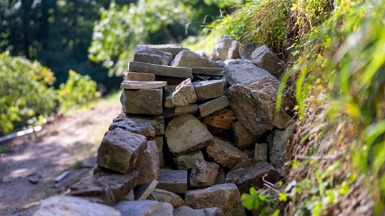 Trockensteinmauern fachgerecht planen und bauen, geht am besten mit Unterstützung einer erfahrenen Fachperson.