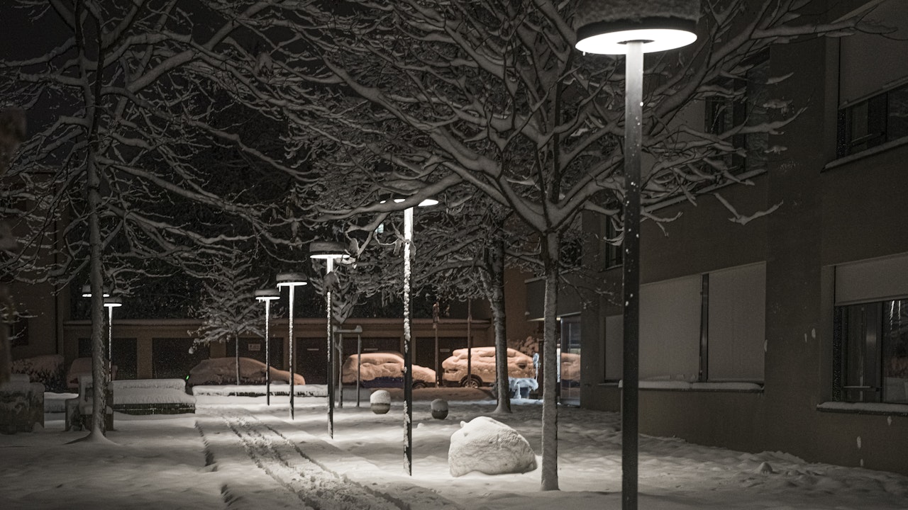 Die Lampen sind höher angebracht und beleuchten eine grössere Fläche, jedoch keine relevanten Elemente wie Baumkronen.