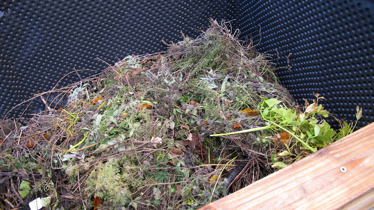 Organisches Material aus dem Garten, Stängel, Holz und Kompost schliessen den Kreislauf und sind für den Aufbau eines neuen Hochbeets wertvoll.