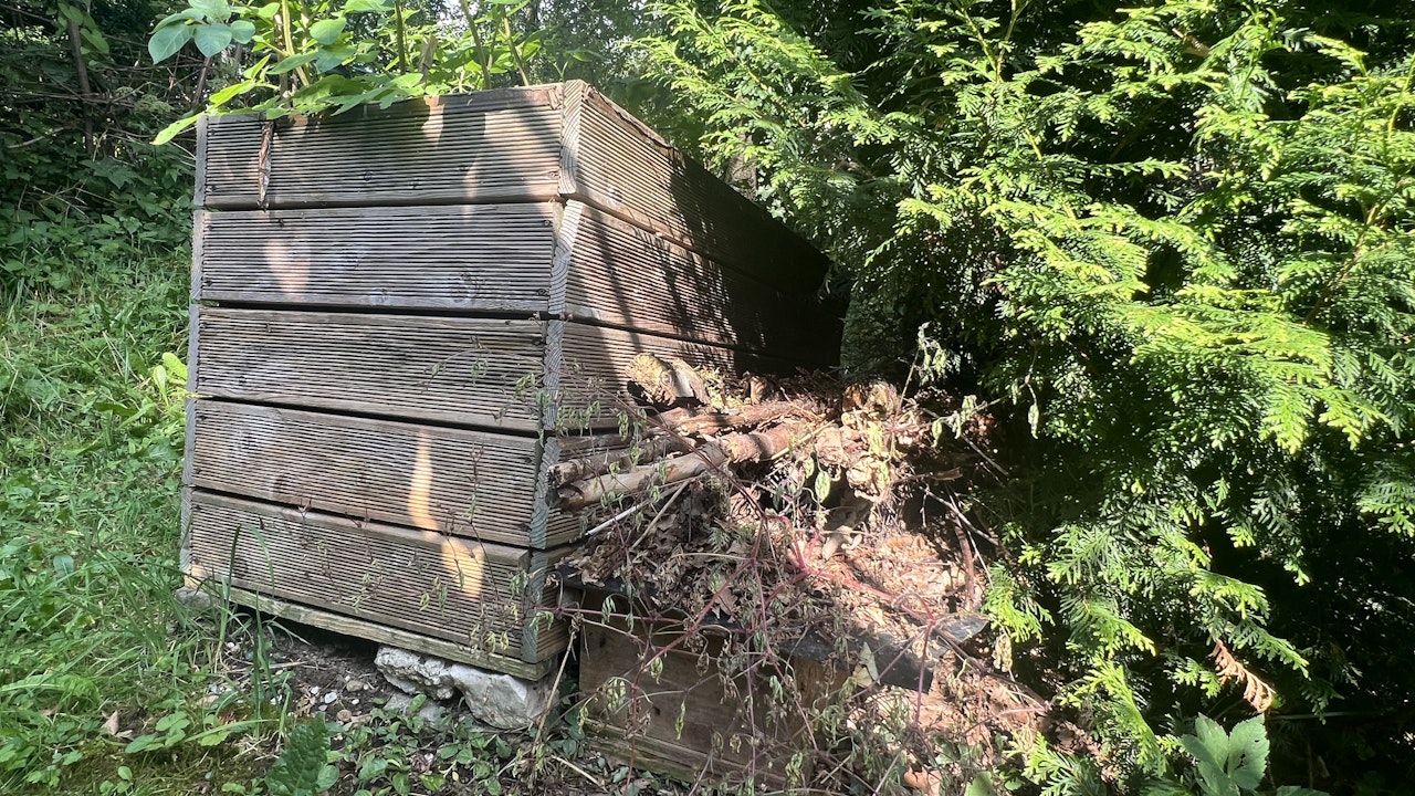 Eine Igelunterkunft im Schutz eines Hochbeets.