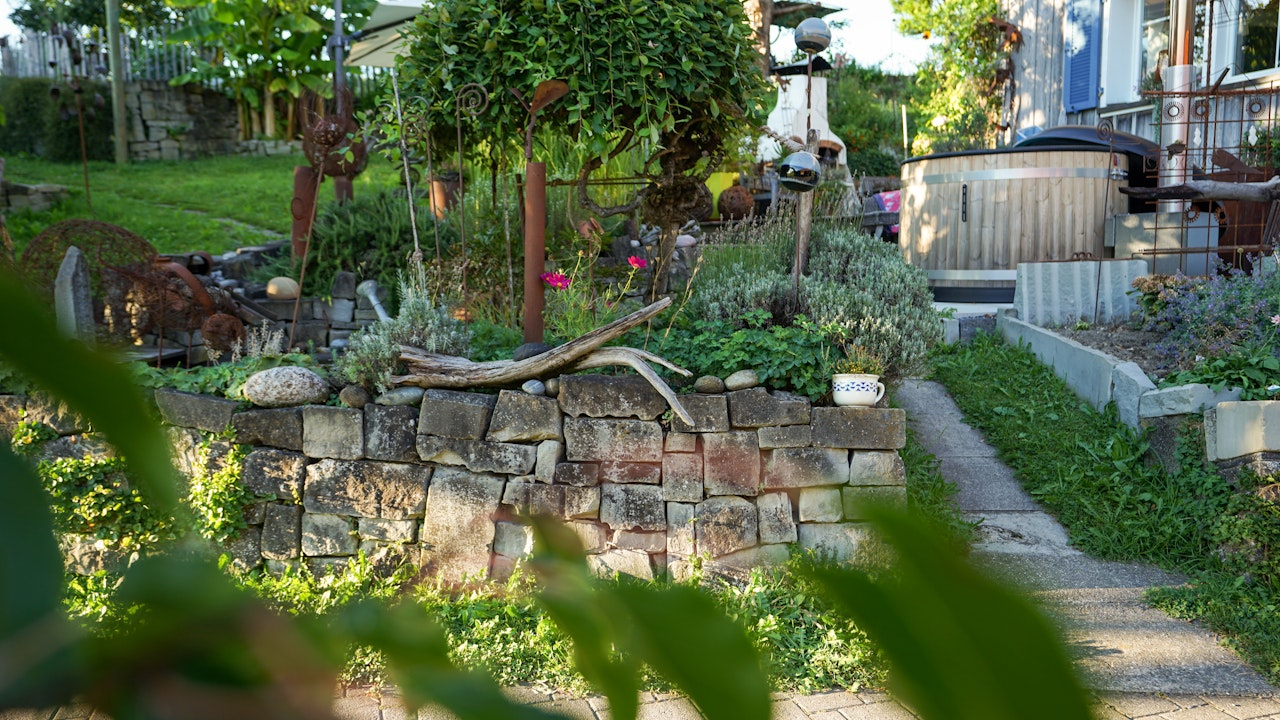 Jede Ecke im Garten kann zu einer kleinen Oase für die Biodiversität werden – wenn du sie naturnah gestaltest.