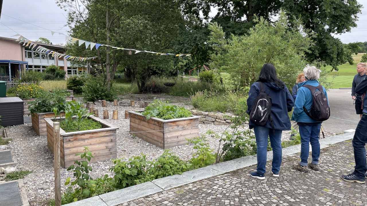 Beim Schulhaus Deitingen ist aus dem Vorplatz ein lebendiger Garten entstanden – ein Ort zum Entdecken, Lernen und Leben für Mensch und Natur.