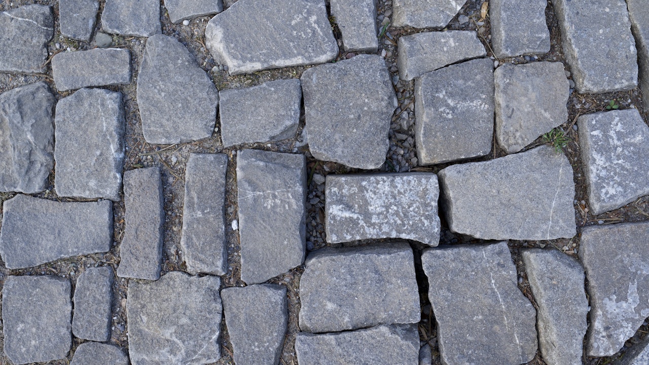 Die Pflastersteine wurden unversiegelt verlegt und ermöglichen die Versickerung von Regenwasser.